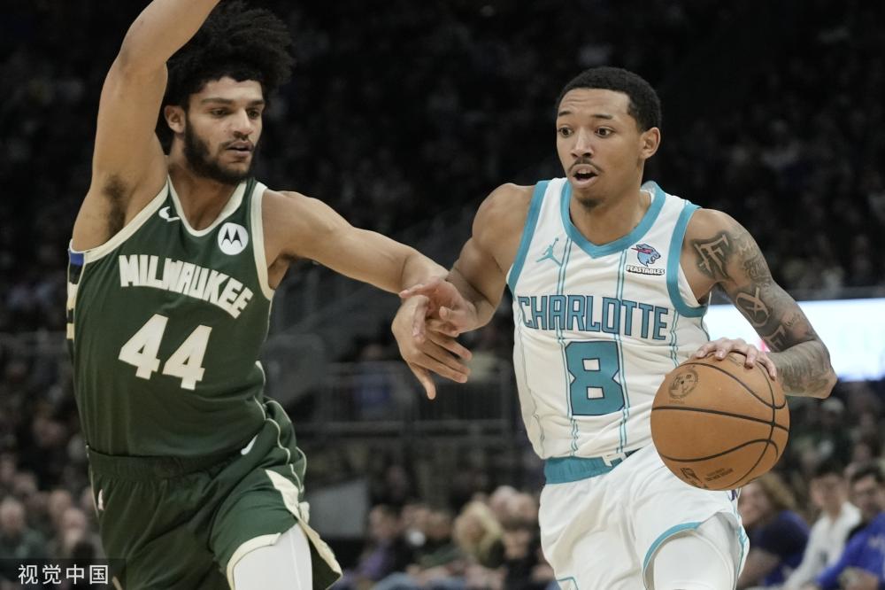 在場上對球 在場上對球